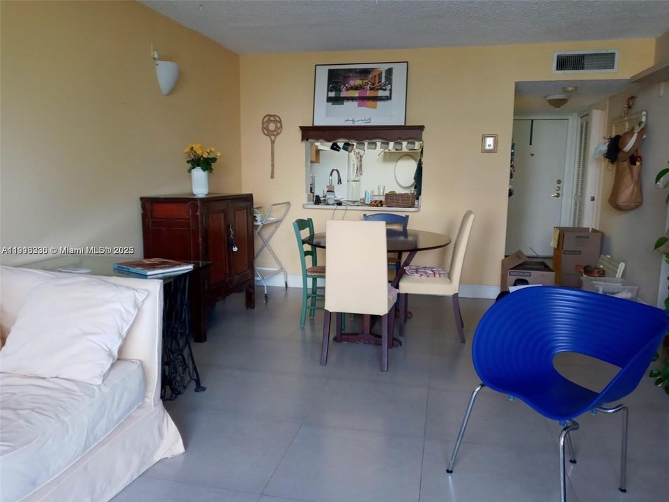 For Rent: $2,100 (2 beds, 1 baths, 690 Square Feet)