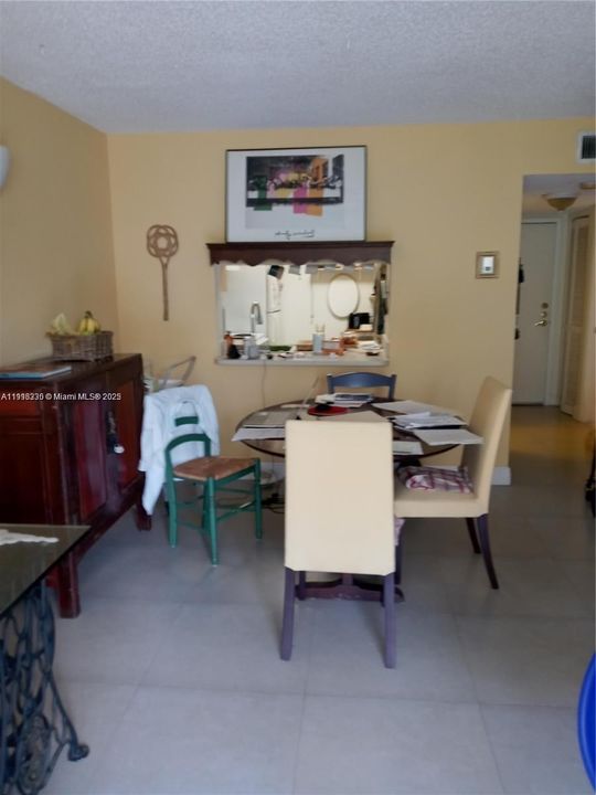 For Rent: $2,100 (2 beds, 1 baths, 690 Square Feet)