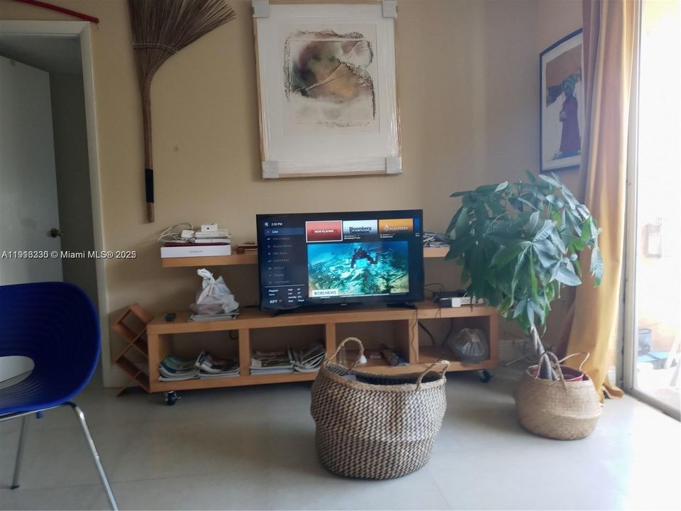 For Rent: $2,100 (2 beds, 1 baths, 690 Square Feet)