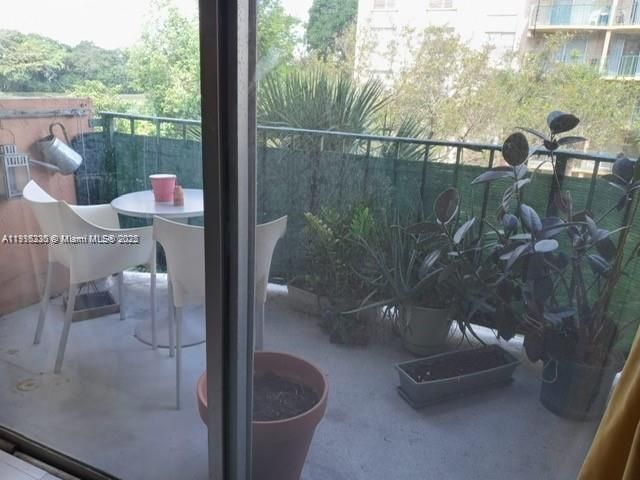 For Rent: $2,100 (2 beds, 1 baths, 690 Square Feet)