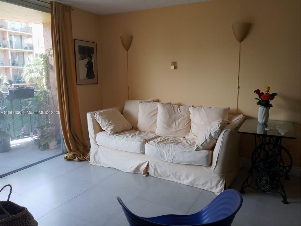 For Rent: $2,100 (2 beds, 1 baths, 690 Square Feet)