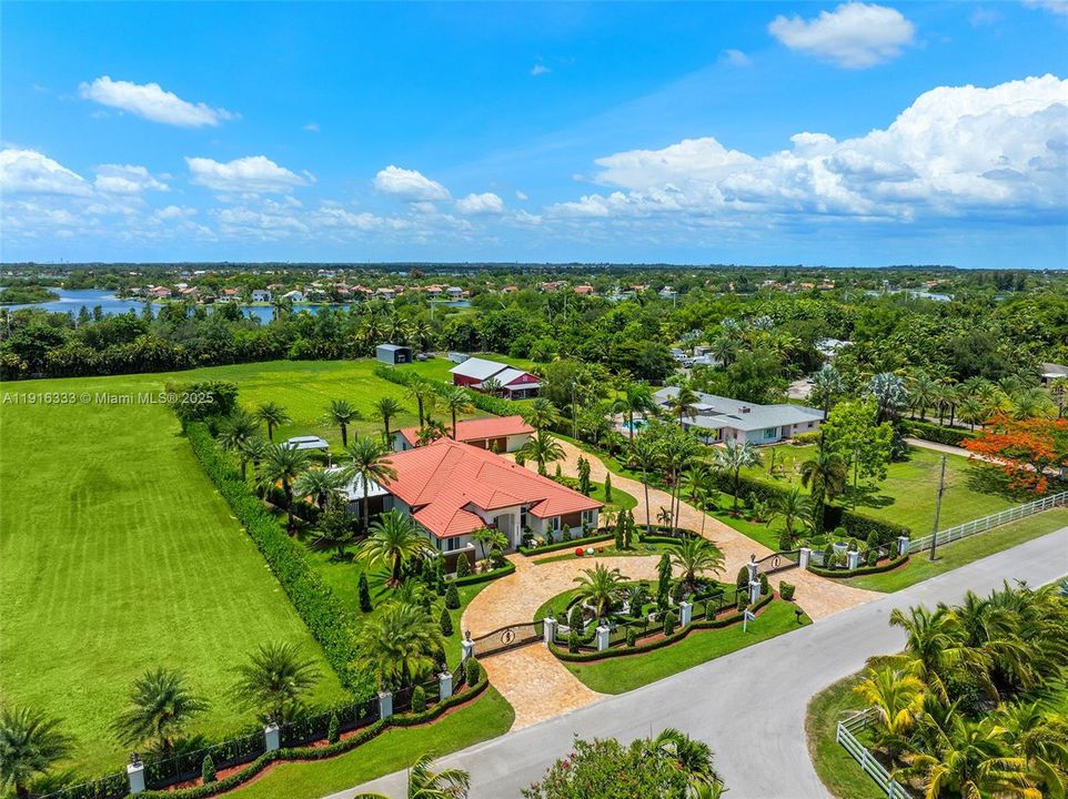 For Sale: $3,495,000 (5 beds, 4 baths, 4663 Square Feet)