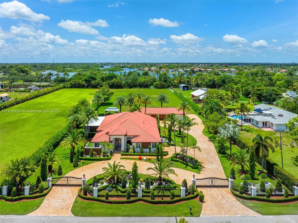 For Sale: $3,495,000 (5 beds, 4 baths, 4663 Square Feet)