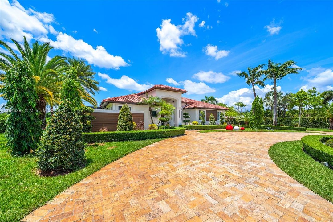 For Sale: $3,495,000 (5 beds, 4 baths, 4663 Square Feet)