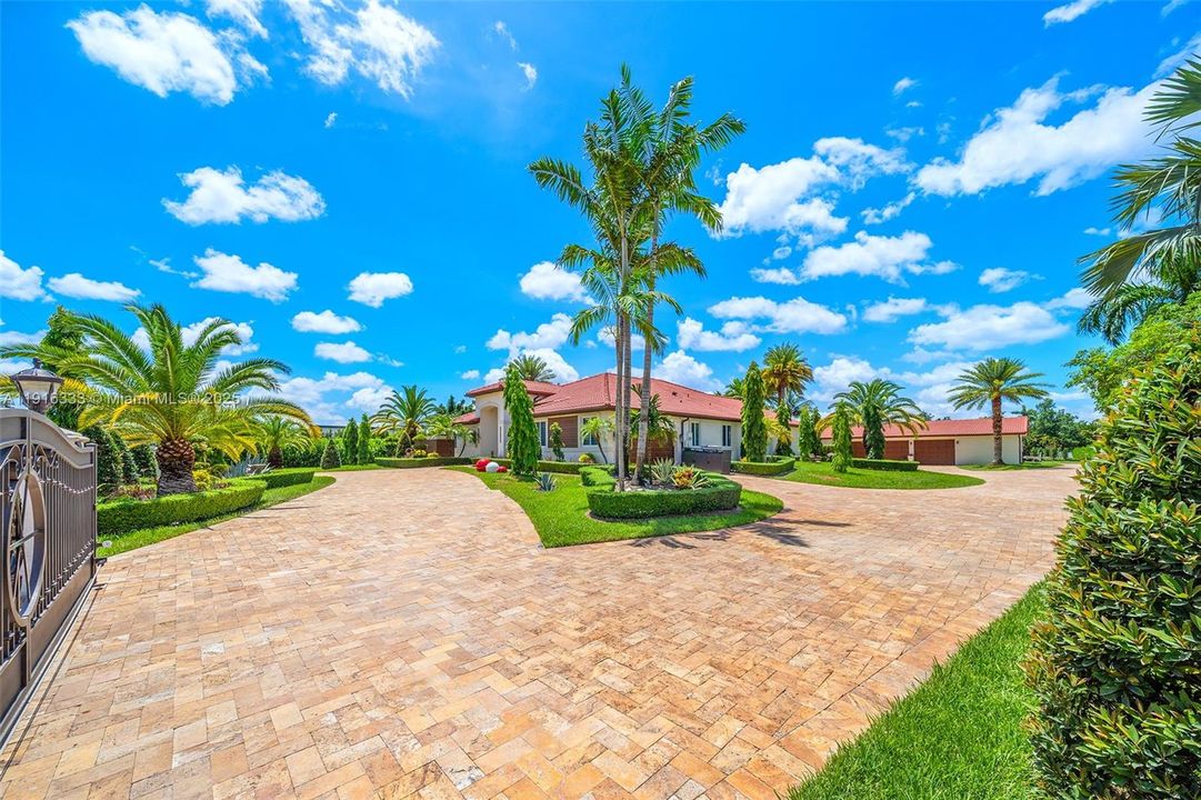 For Sale: $3,495,000 (5 beds, 4 baths, 4663 Square Feet)