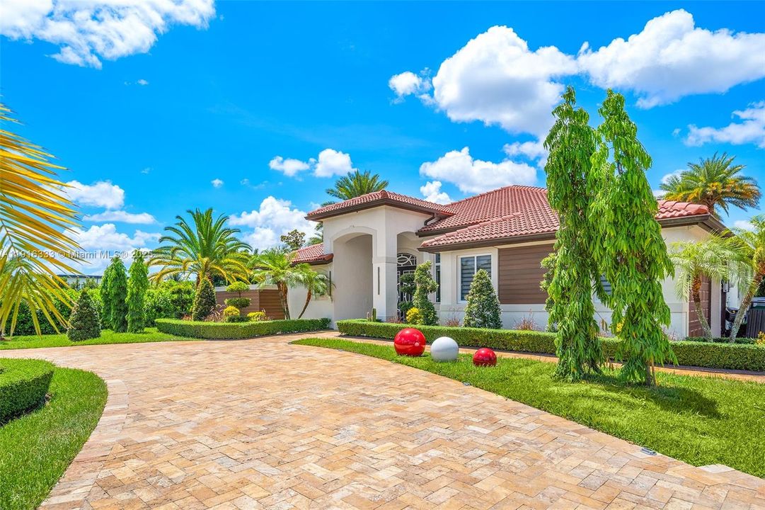 For Sale: $3,495,000 (5 beds, 4 baths, 4663 Square Feet)