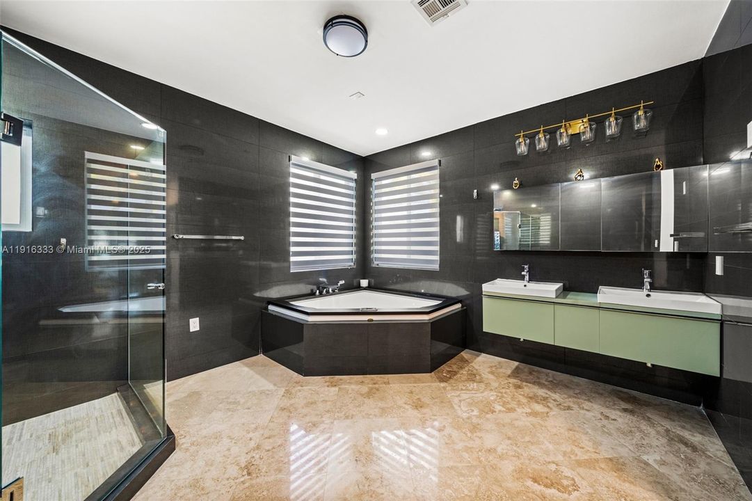 For Sale: $3,495,000 (5 beds, 4 baths, 4663 Square Feet)