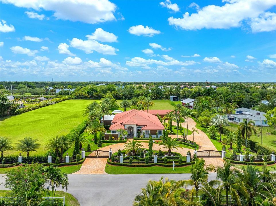 For Sale: $3,495,000 (5 beds, 4 baths, 4663 Square Feet)
