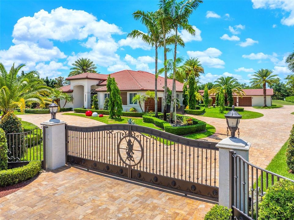 For Sale: $3,495,000 (5 beds, 4 baths, 4663 Square Feet)