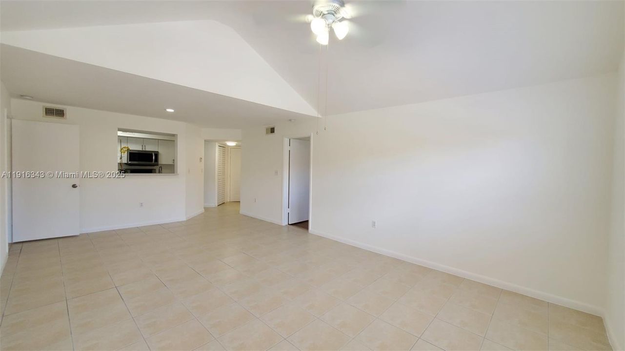 En Venta: $319,900 (2 camas, 2 baños, 1053 Pies cuadrados)