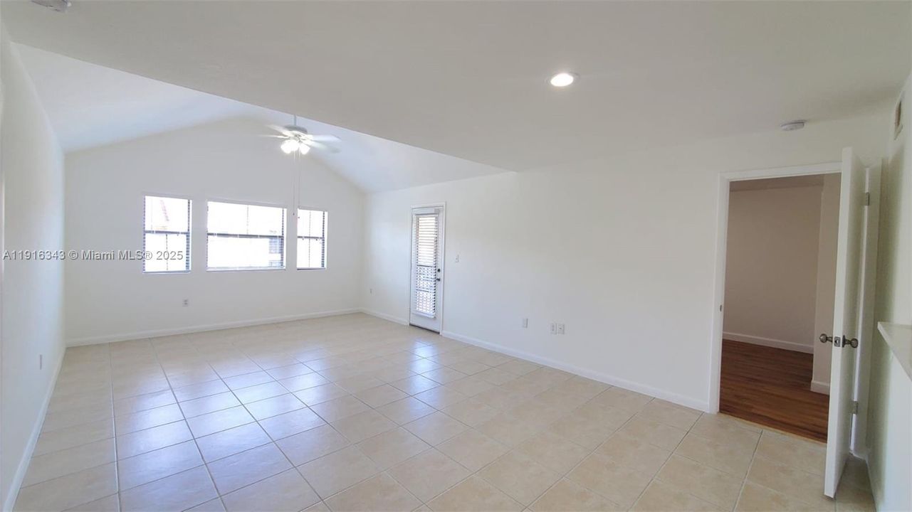 En Venta: $319,900 (2 camas, 2 baños, 1053 Pies cuadrados)