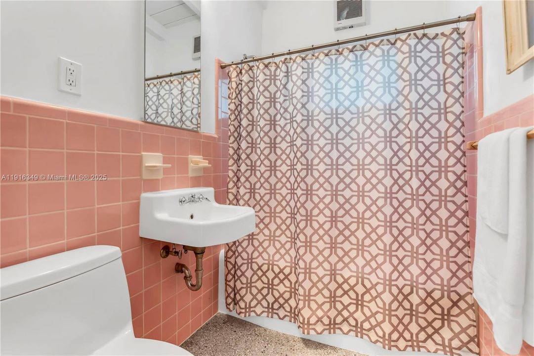 Active With Contract: $450,000 (2 beds, 2 baths, 1238 Square Feet)