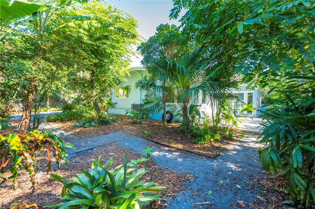 Active With Contract: $450,000 (2 beds, 2 baths, 1238 Square Feet)