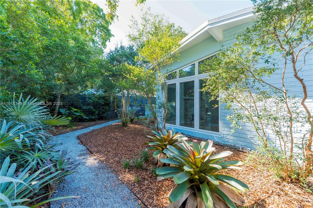 Active With Contract: $450,000 (2 beds, 2 baths, 1238 Square Feet)