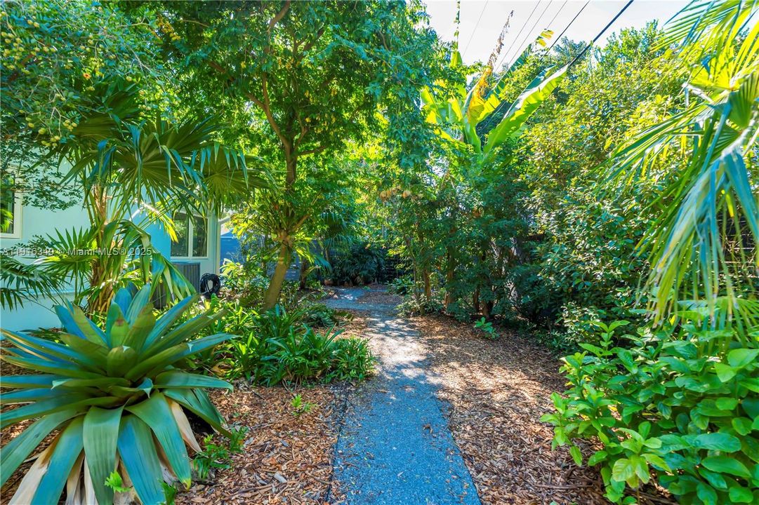 Active With Contract: $450,000 (2 beds, 2 baths, 1238 Square Feet)