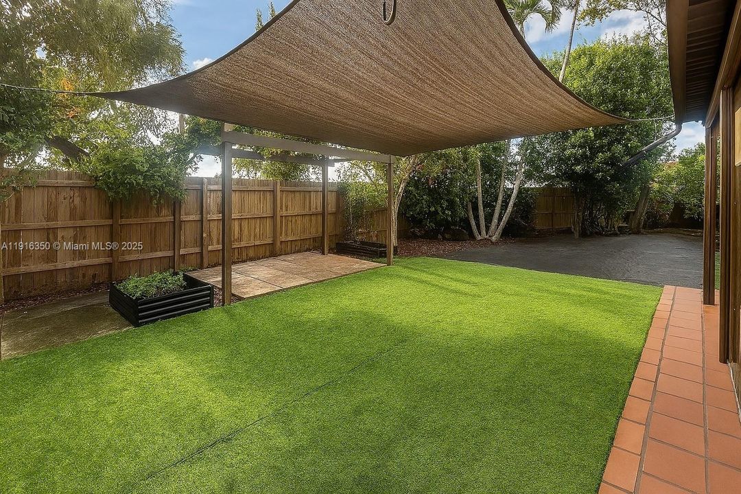 На продажу: $669,000 (4 спален, 2 ванн, 1740 Квадратных фут)