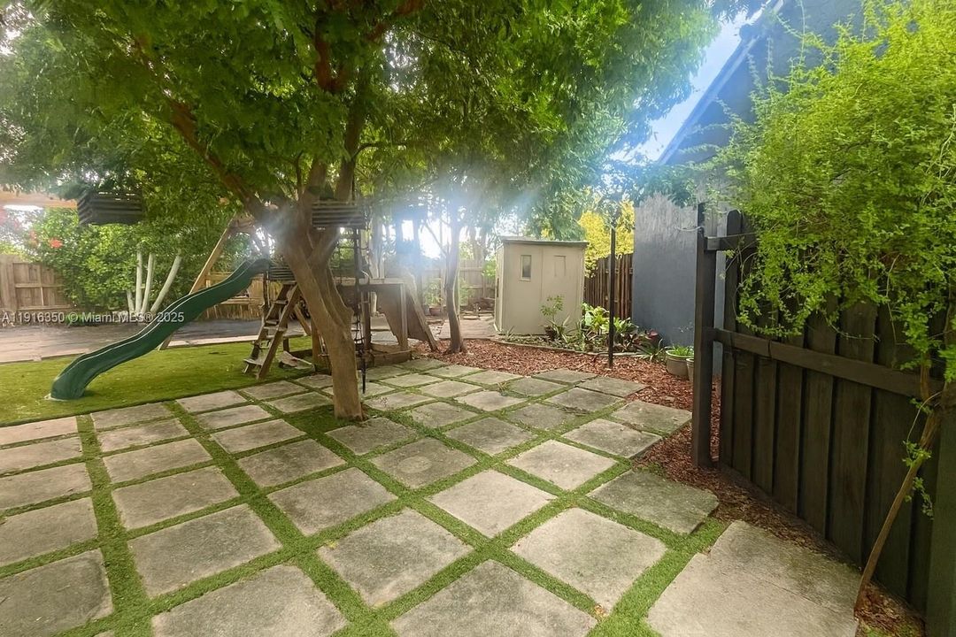 На продажу: $669,000 (4 спален, 2 ванн, 1740 Квадратных фут)