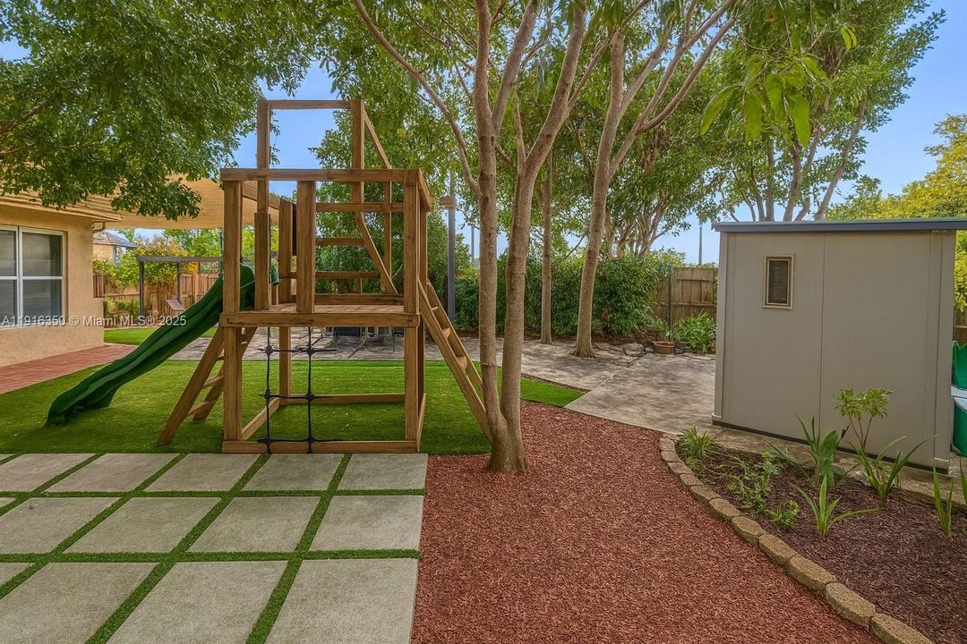 На продажу: $669,000 (4 спален, 2 ванн, 1740 Квадратных фут)