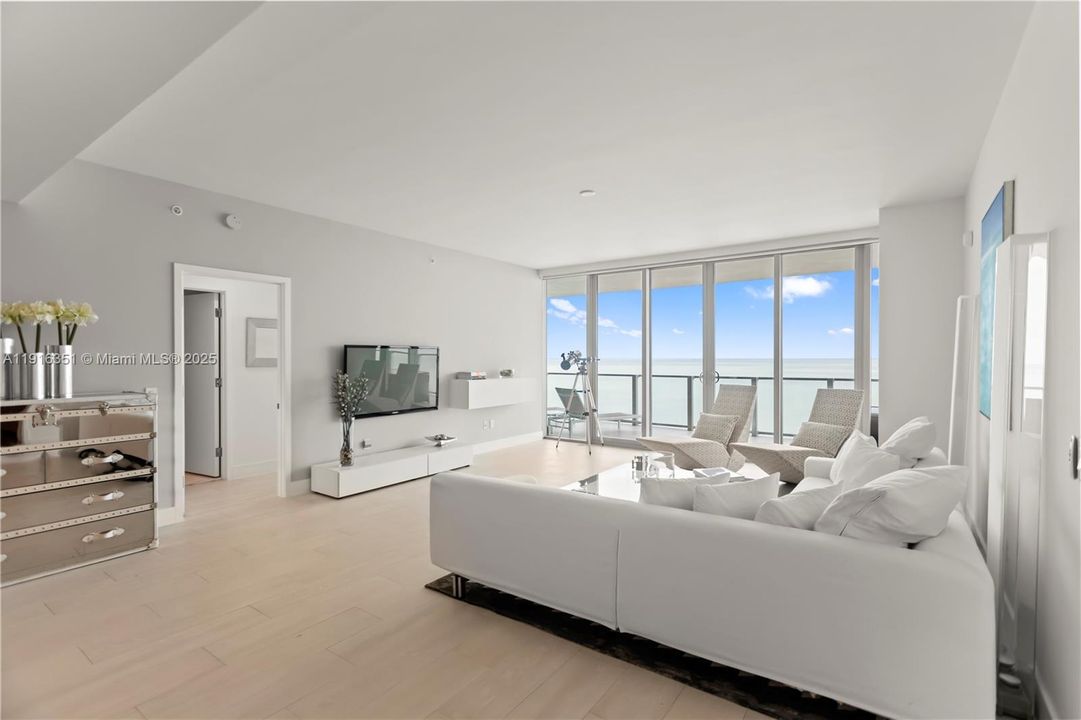 出租: $23,000 (2 贝兹, 3 浴室, 1703 平方英尺)