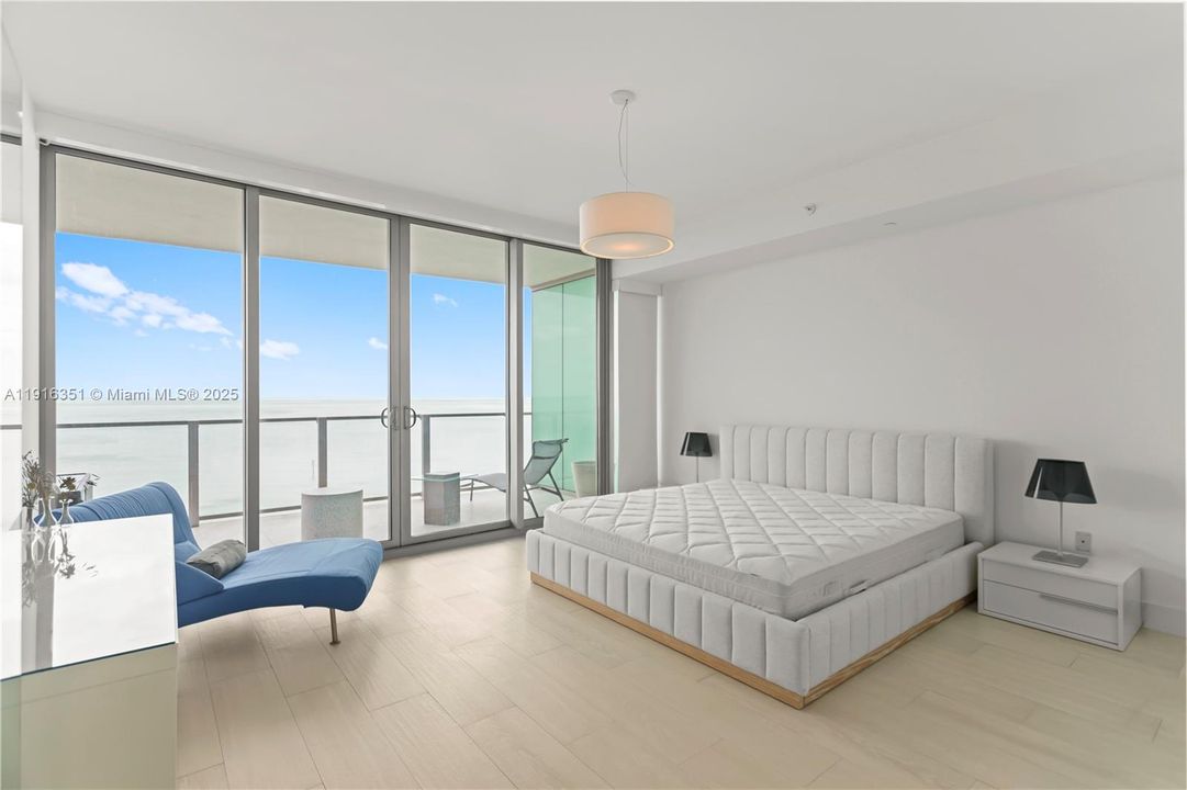 出租: $23,000 (2 贝兹, 3 浴室, 1703 平方英尺)