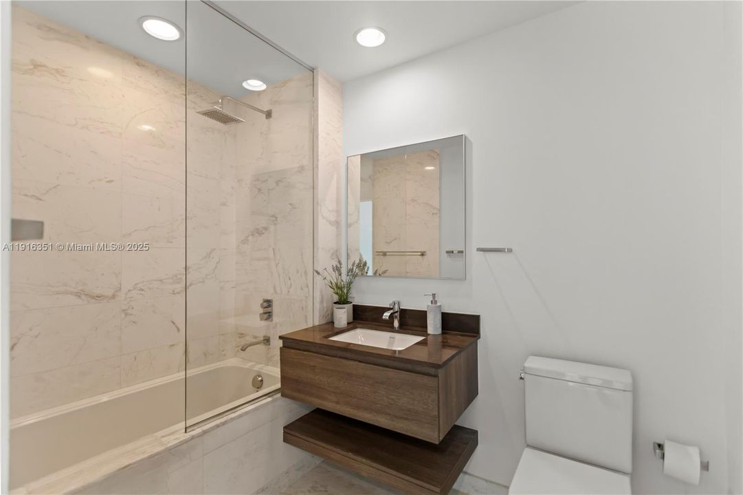 出租: $23,000 (2 贝兹, 3 浴室, 1703 平方英尺)