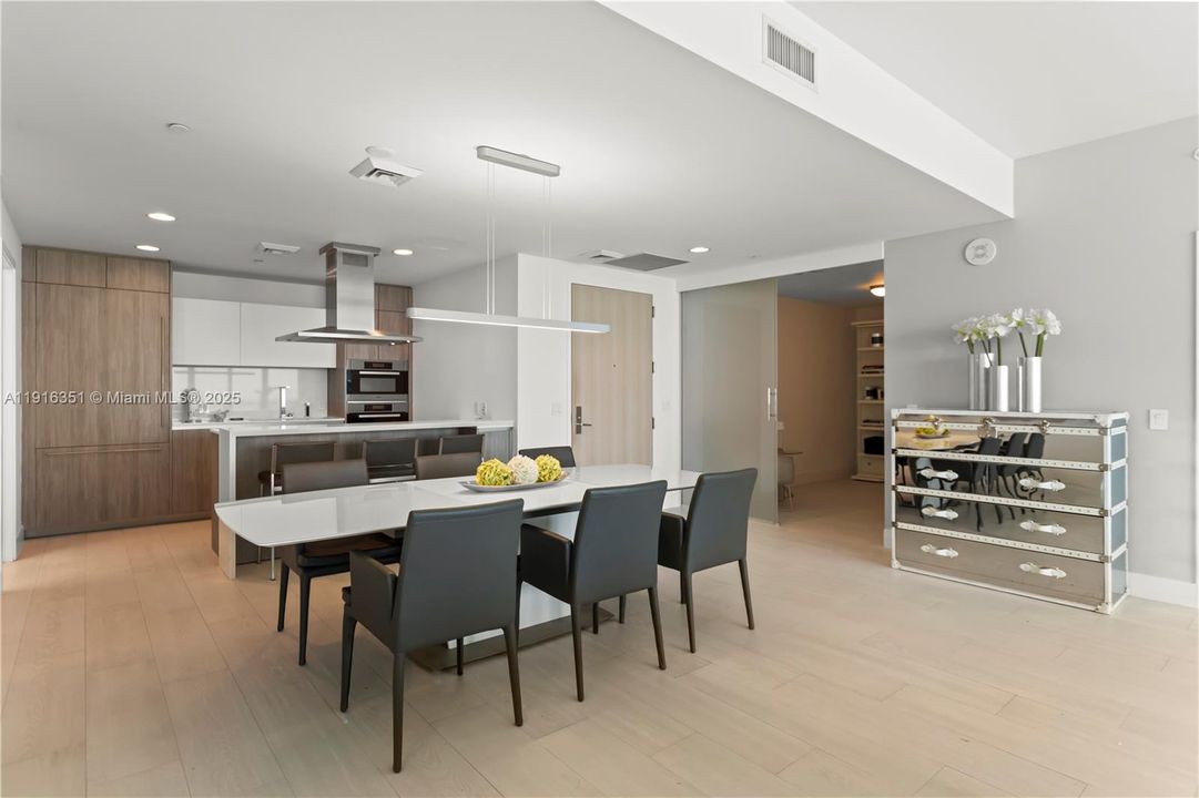 出租: $23,000 (2 贝兹, 3 浴室, 1703 平方英尺)