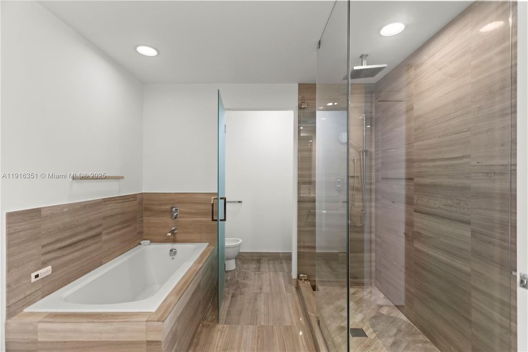 出租: $23,000 (2 贝兹, 3 浴室, 1703 平方英尺)