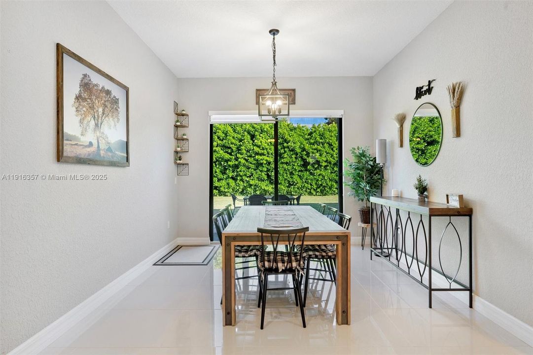 En Venta: $699,000 (3 camas, 2 baños, 1816 Pies cuadrados)