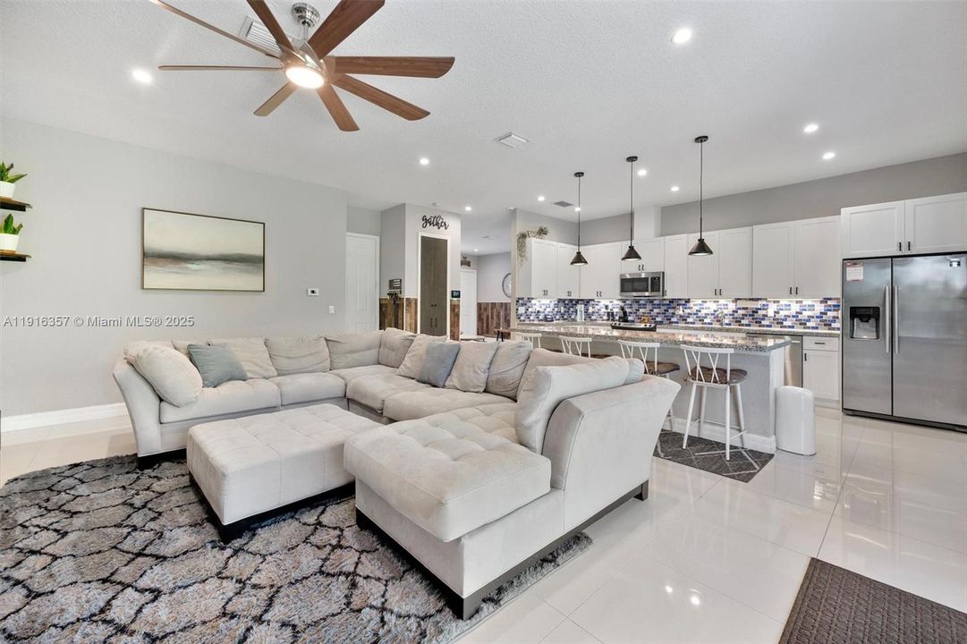 En Venta: $699,000 (3 camas, 2 baños, 1816 Pies cuadrados)