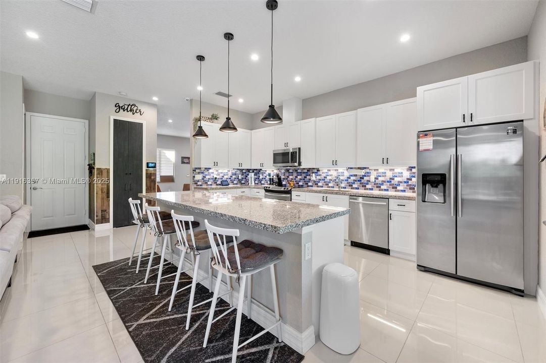 En Venta: $699,000 (3 camas, 2 baños, 1816 Pies cuadrados)