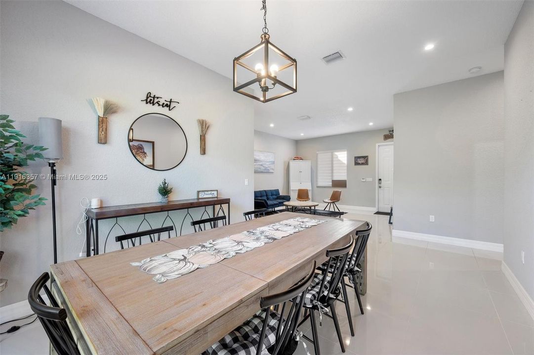 En Venta: $699,000 (3 camas, 2 baños, 1816 Pies cuadrados)