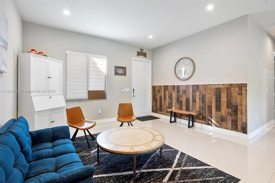 En Venta: $699,000 (3 camas, 2 baños, 1816 Pies cuadrados)