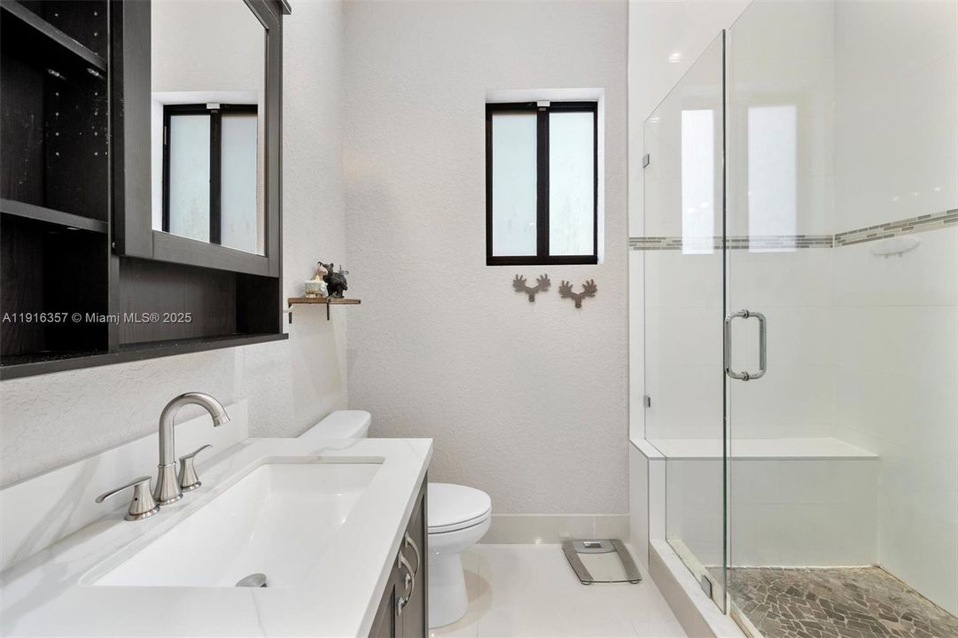 En Venta: $699,000 (3 camas, 2 baños, 1816 Pies cuadrados)