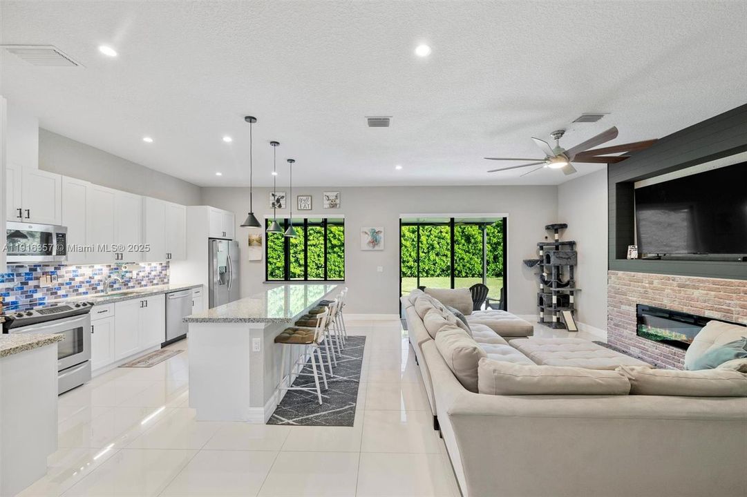 En Venta: $699,000 (3 camas, 2 baños, 1816 Pies cuadrados)