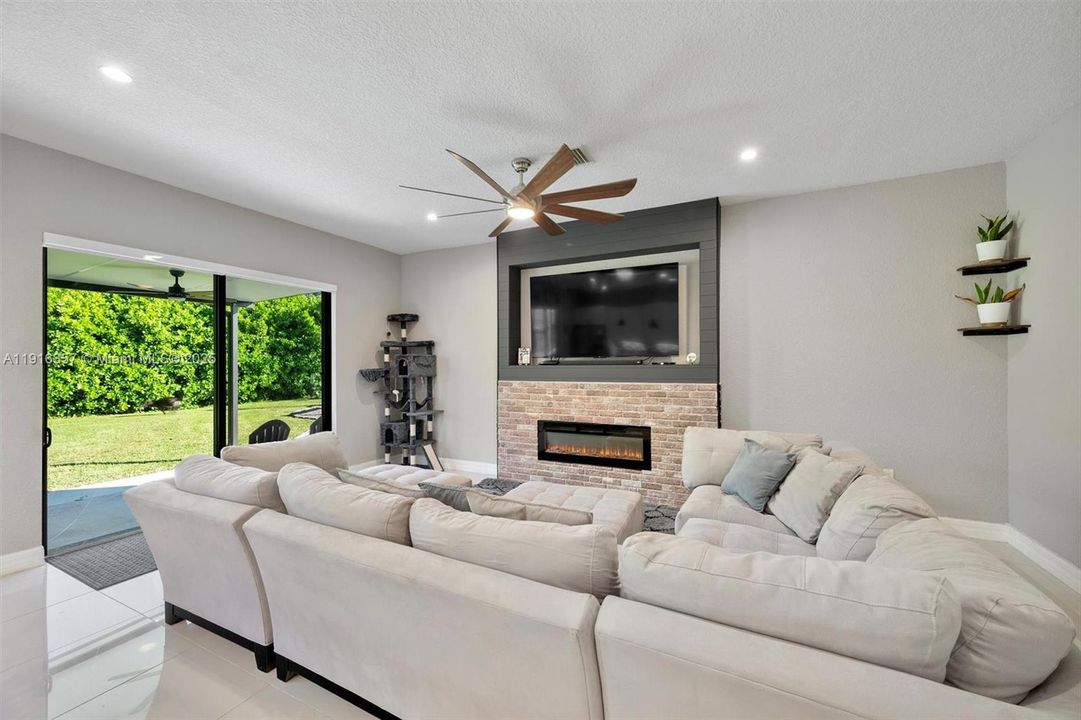 En Venta: $699,000 (3 camas, 2 baños, 1816 Pies cuadrados)