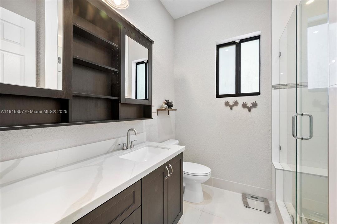 En Venta: $699,000 (3 camas, 2 baños, 1816 Pies cuadrados)