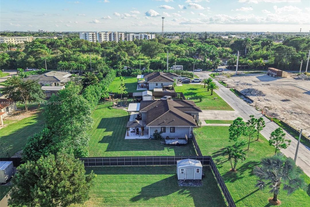 En Venta: $699,000 (3 camas, 2 baños, 1816 Pies cuadrados)