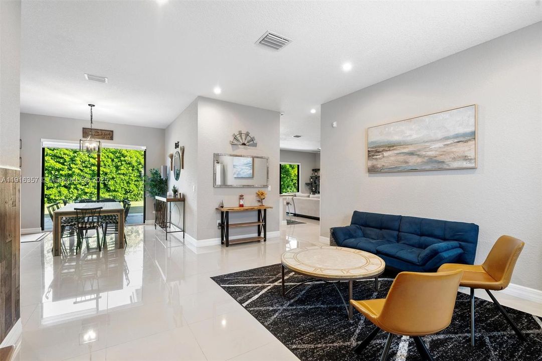 En Venta: $699,000 (3 camas, 2 baños, 1816 Pies cuadrados)