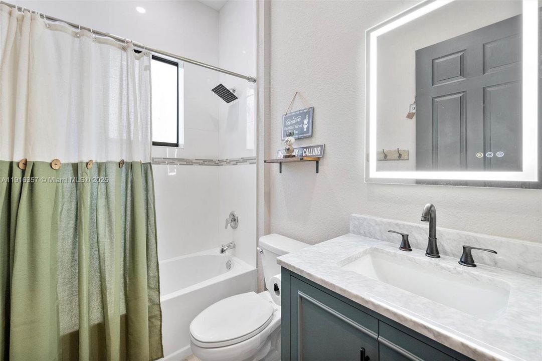 En Venta: $699,000 (3 camas, 2 baños, 1816 Pies cuadrados)