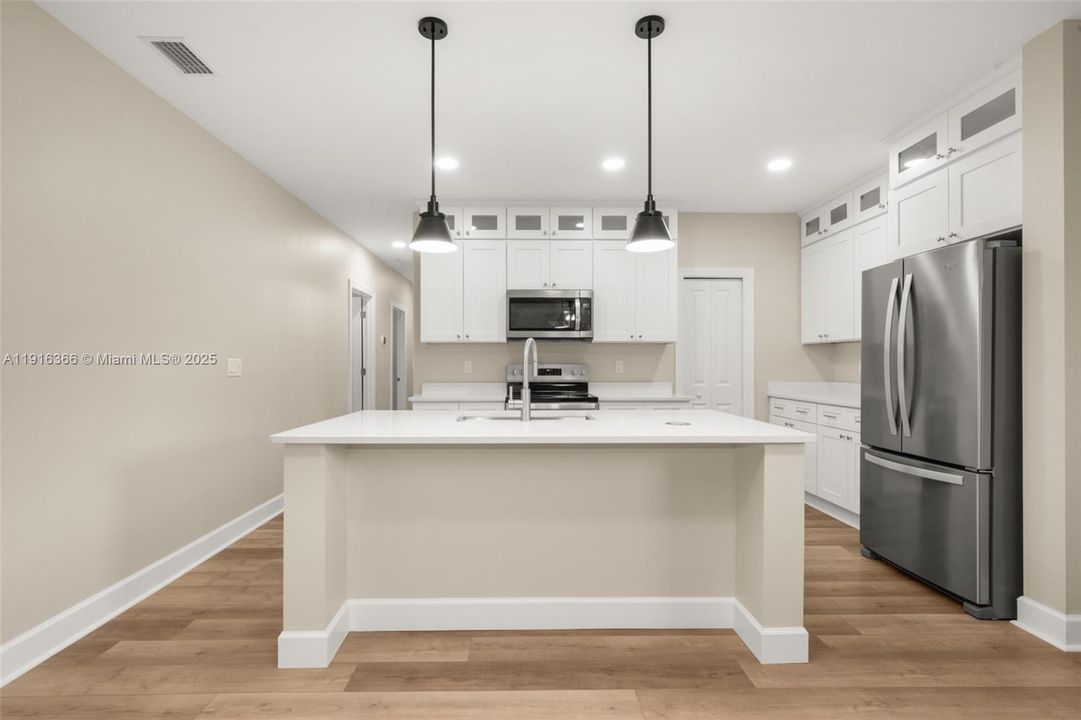 合同活跃: $279,000 (3 贝兹, 2 浴室, 1700 平方英尺)