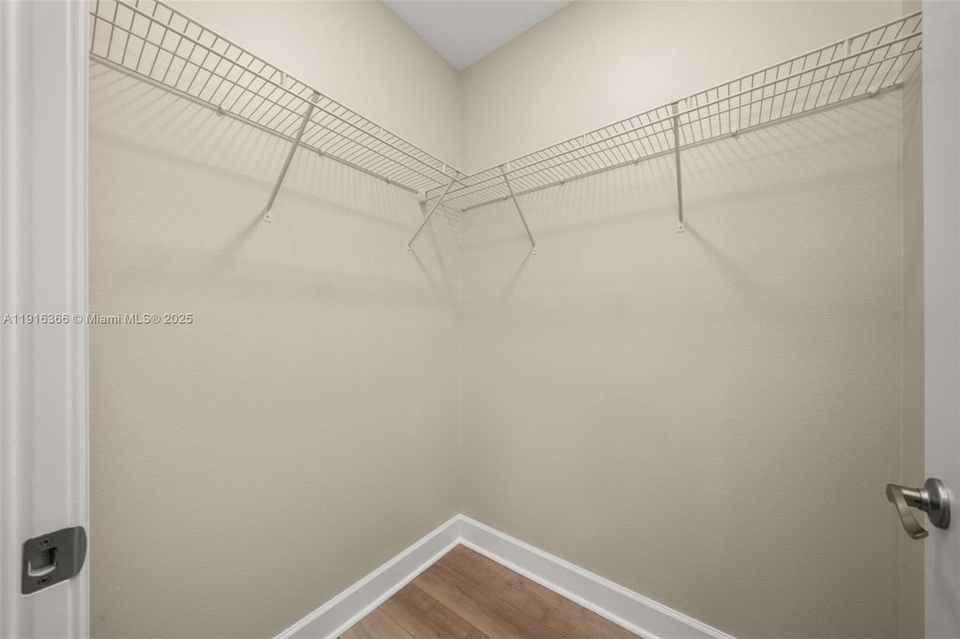 合同活跃: $279,000 (3 贝兹, 2 浴室, 1700 平方英尺)