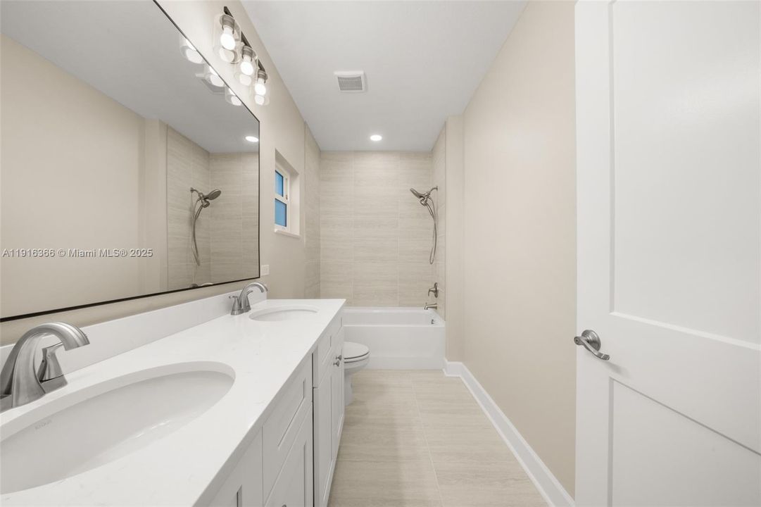 合同活跃: $279,000 (3 贝兹, 2 浴室, 1700 平方英尺)