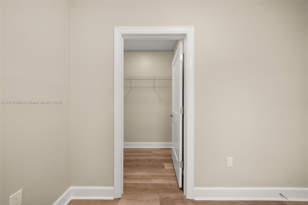 合同活跃: $279,000 (3 贝兹, 2 浴室, 1700 平方英尺)