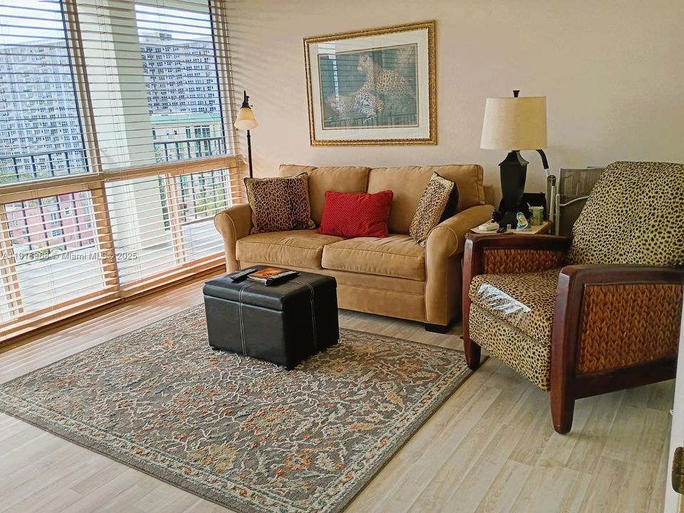 En Venta: $549,000 (2 camas, 2 baños, 1200 Pies cuadrados)