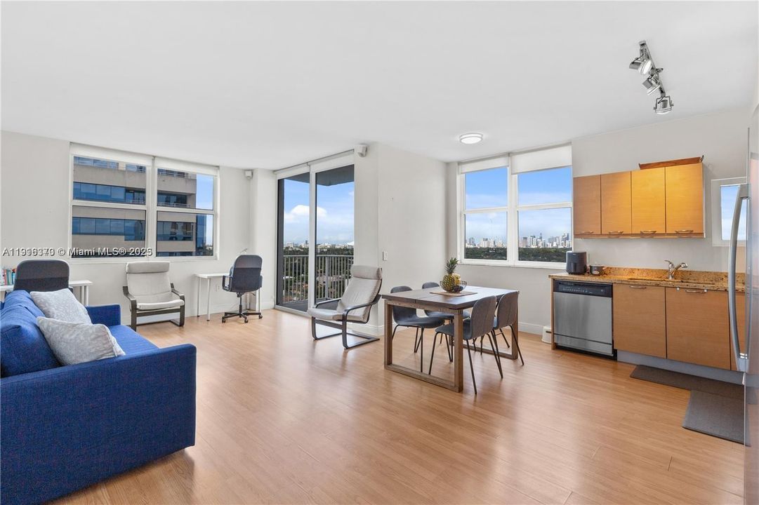 出租: $2,700 (1 贝兹, 1 浴室, 810 平方英尺)