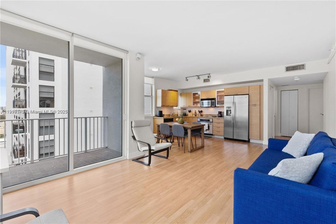 出租: $2,700 (1 贝兹, 1 浴室, 810 平方英尺)