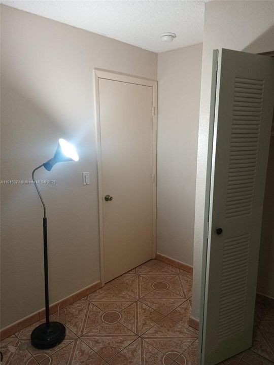 В аренду: $1,175 (0 спален, 1 ванн, 1661 Квадратных фут)