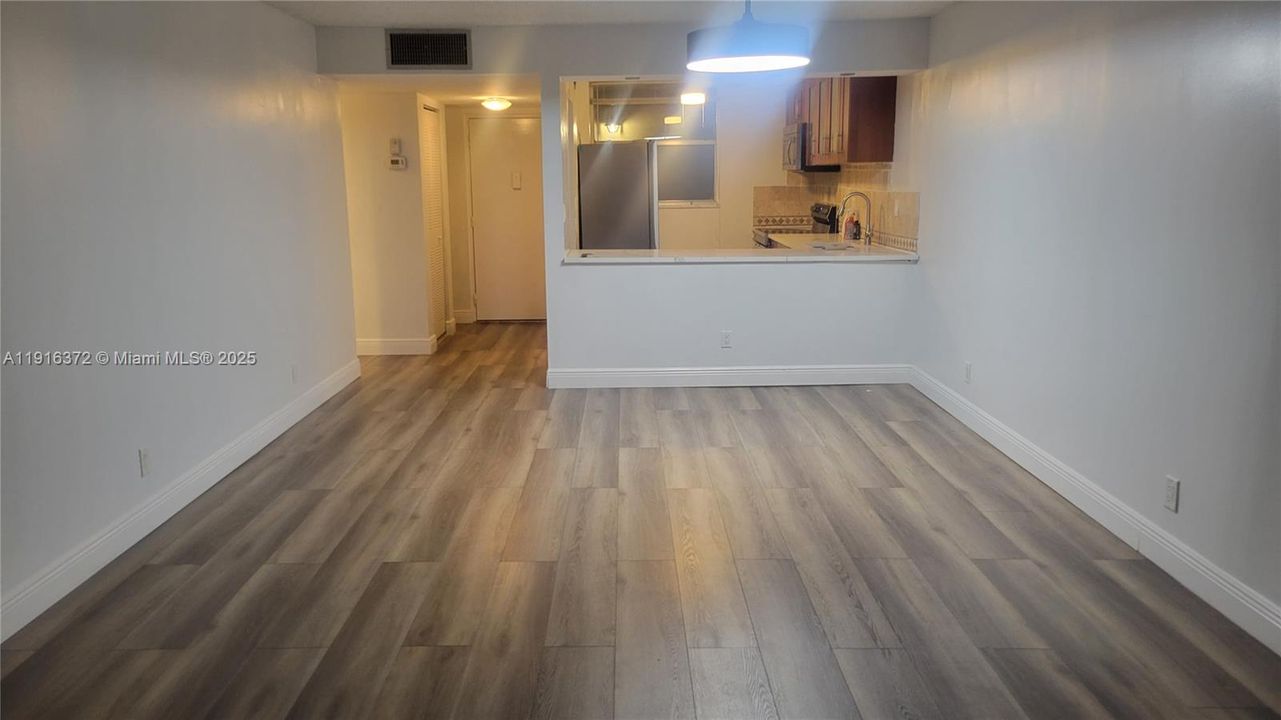 Activo con contrato: $1,875 (2 camas, 2 baños, 1100 Pies cuadrados)