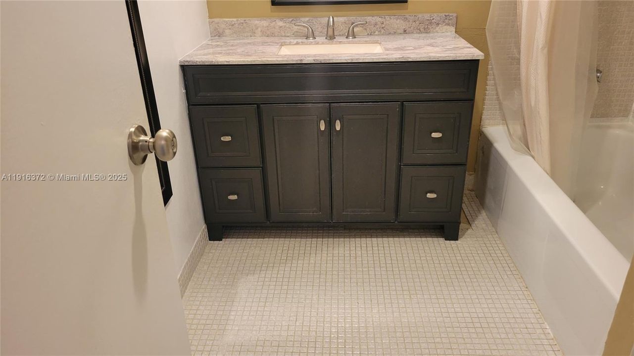 Activo con contrato: $1,875 (2 camas, 2 baños, 1100 Pies cuadrados)