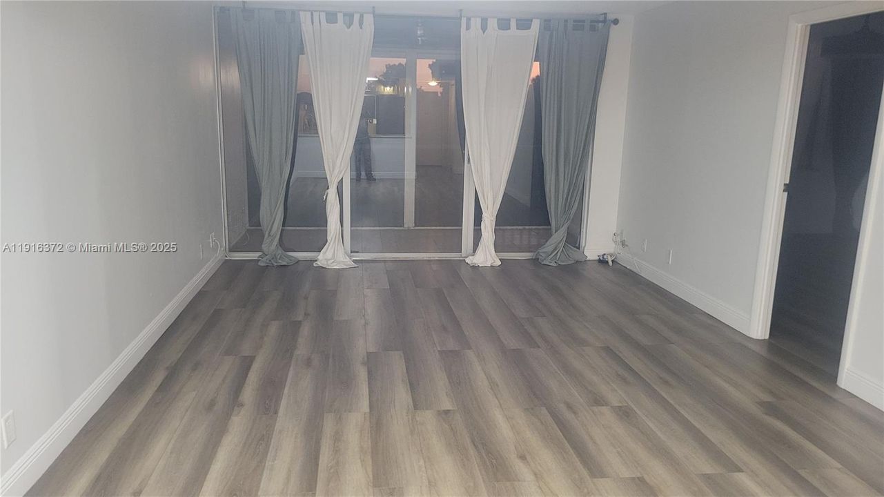 Activo con contrato: $1,875 (2 camas, 2 baños, 1100 Pies cuadrados)